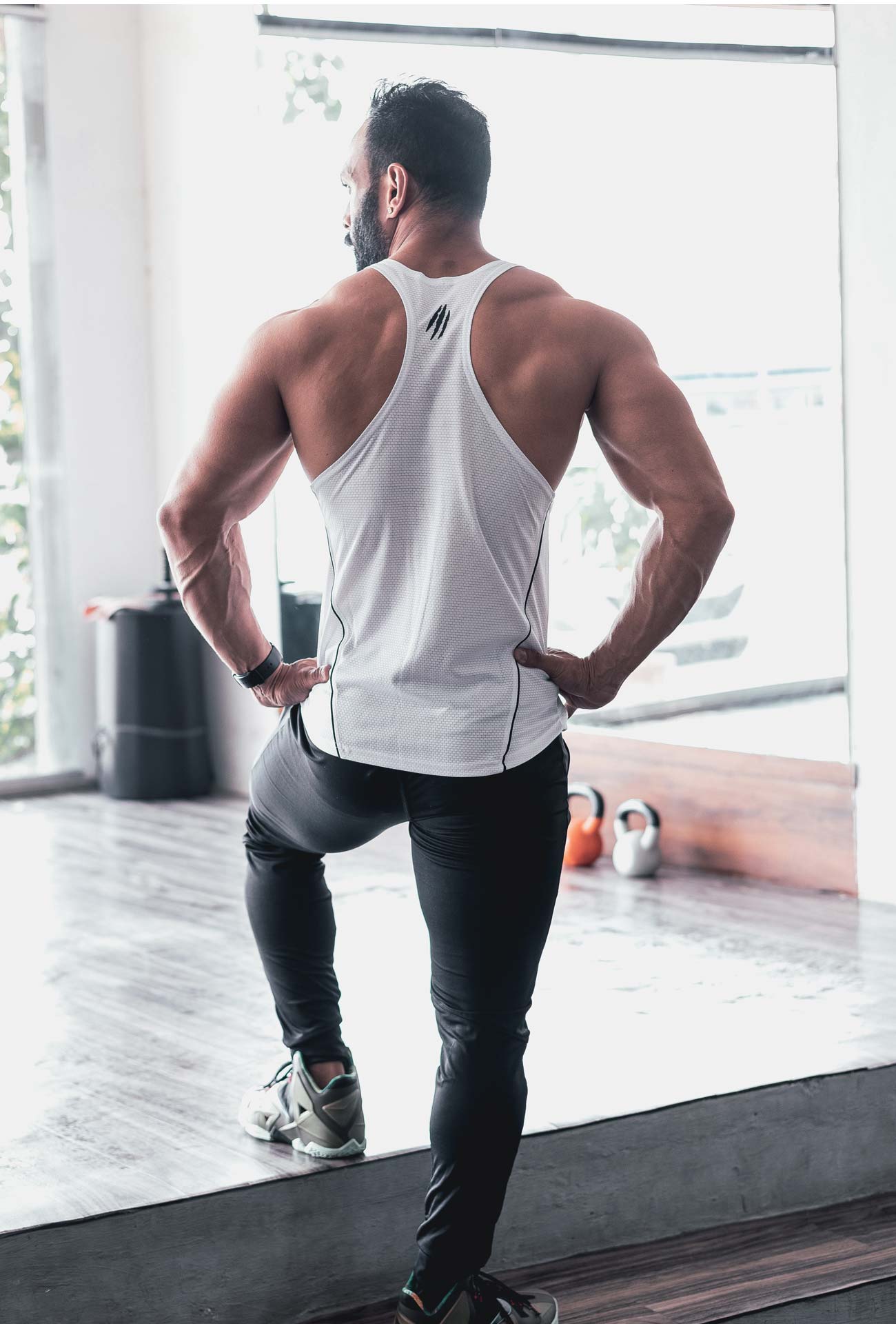 bold-white-stringer-wolfit